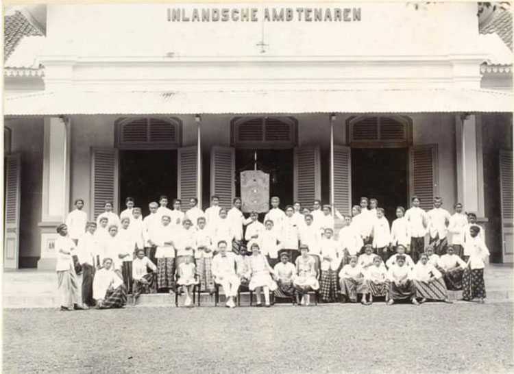 BUMIPUTERA: Beberapa pelajar tengah foto bersama di depan gedung OSVIA&nbsp; Probolinggo. Sekolah setempat, memang dikhususkan bagi Putra Pribumi dari kalangan bangsawan atau lebih dikenal dengan sebutan B