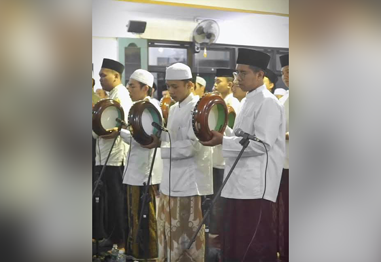 BERSALAWAT : Sejumlah penggemar hadrah al banjari bersalawat bersama di Pendopo Kabupaten Pasuruan, beberapa waktu lalu.