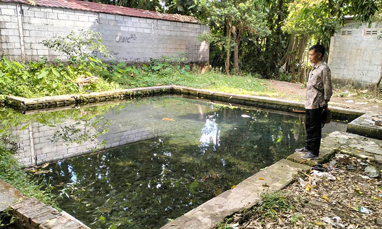 JERNIH: Perangkat Desa Durensewu, Kecamatan Pandaan, Bambang Sugiyanto saat menunjukkan kolam Sumber Telogo. Air dari sumber setempat, dikenal sangat jernih.