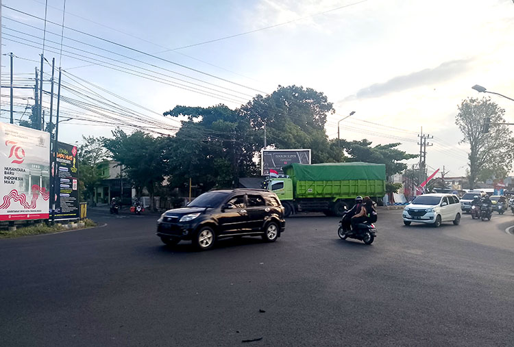 SEMRAWUT: Lampu lalu lintas Perempatan Pilang, Kota Probolinggo, tak berfungsi karena pemadaman listrik PLN. Akibatnya, arus kendaraan menjadi tidak teratur.