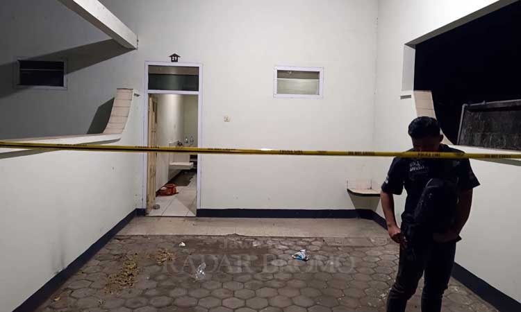 POLICE LINE: Petugas memasang police line di kamar penginapan tempat korban ditemukan meninggal.