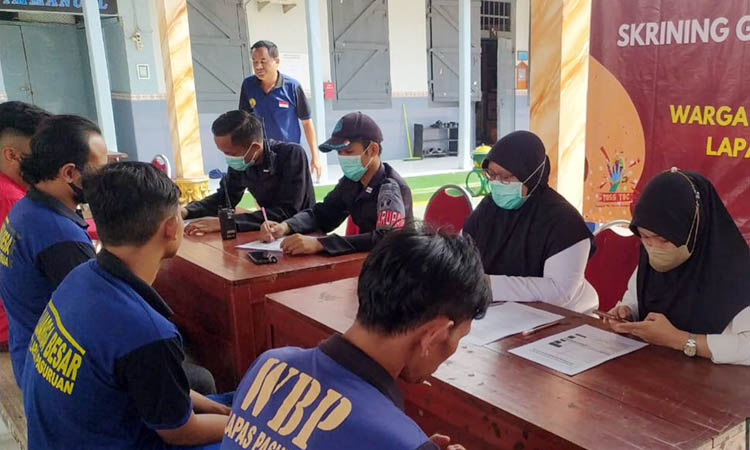 SKRINING: Sejumlah WB yang menjalani skrining di Lapas II B Pasuruan, beberapa waktu lalu.