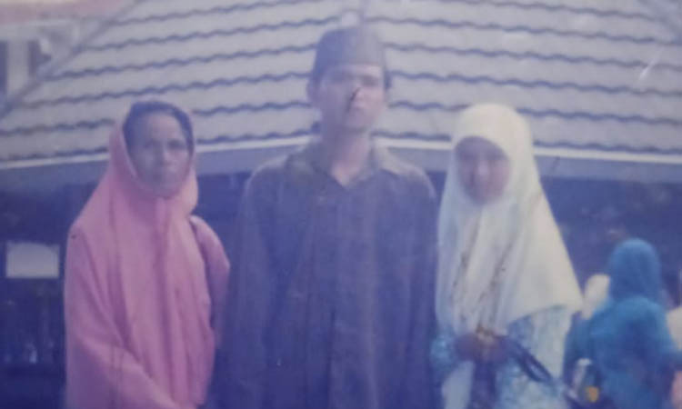 Ahmad Nuka Wendik (paling kanan) sebelum hilang. Dia kini dicari keluarganya.