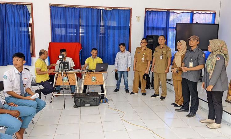 REKAM DATA: Salah seorang pelajar SMKN 1 Gending melakukan perekaman e-KTP, beberapa waktu lalu.