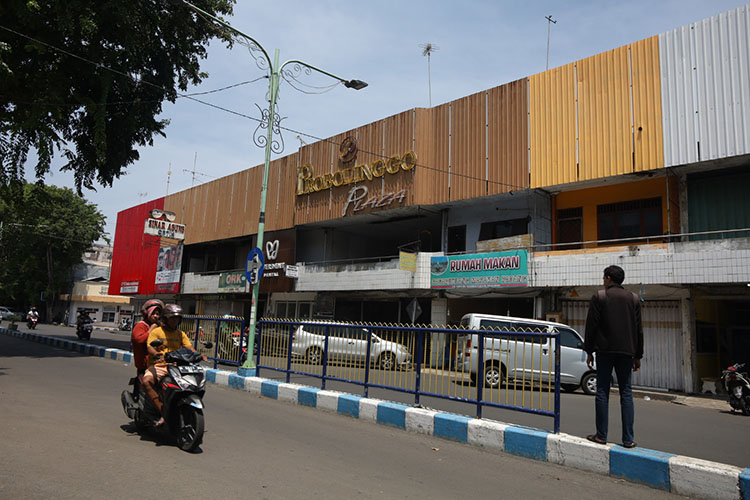 DIKELOLA INVESTOR: Pengendara motor melintas di Jalan Panglima Sudirman depan Probolinggo Plaza, yang kini dikelola pihak ketiga.