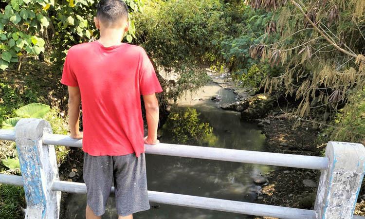 PANTAU: Warga mengamati sungai Kali Wangi di Dusun Tudan, Desa Kemirisewu, Kecamatan Pandaan yang belakangan bikin warga tak nyaman.