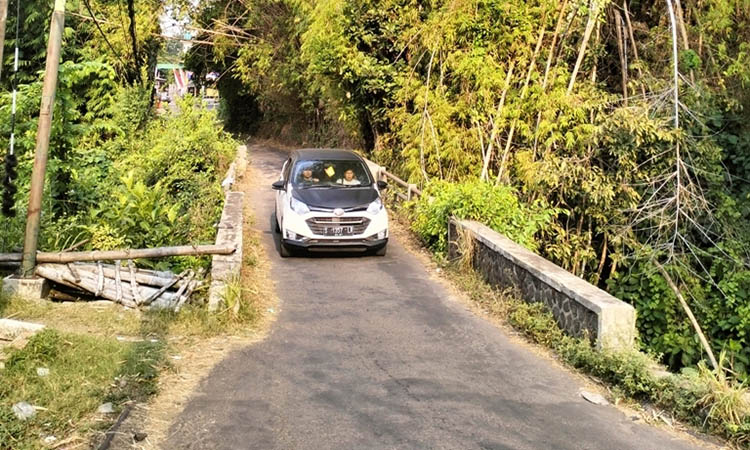 DIBANGUN: Jembatan Bulukandang, Kecamatan Prigen yang kondisinya sempit. Jembatan setempat, segera akan dibenahi.