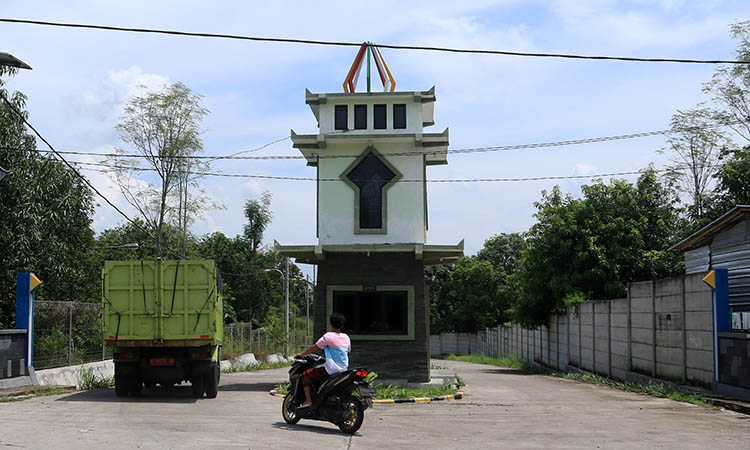 DIPERCANTIK: Kondisi pos dan gerbang TPA Wonokerto, Kecamatan Sukorejo yang bakal dipercantik dengan cara pengecatan.