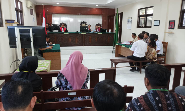 SIDANG: Suasana sidang gugatan tentang pembiaran terhadap aktivitas penambangan di Kabupaten Probolinggo. Namun sidang ditunda karena ada pihak yang dianggap man