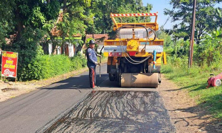 KONTINYU: Alat berat yang dikerahkan untuk perbaikan jalan di Besuk tepatnya di jalur menuju Pasar Senin.