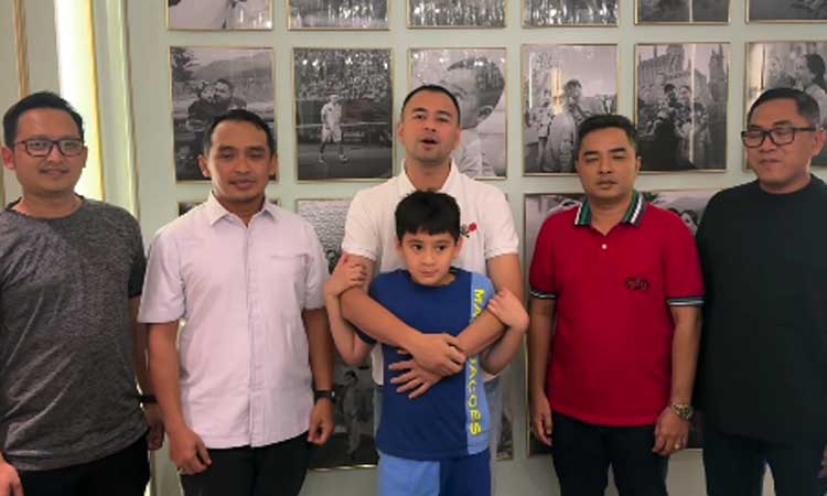 HOME BASE PASURUAN: Wakil Wali Kota Pasuruan Adi Wibowo (dua dari kiri) dan Ketua DPRD Kota Pasuruan Ismail Marzuki saat bertemu Raffi Ahmad (tengah). (IG)