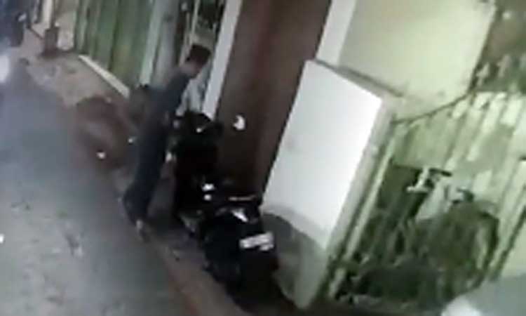 TEREKAM CCTV: Aksi pelaku mencuri motor korban dalam waktu tak sampai semenit.