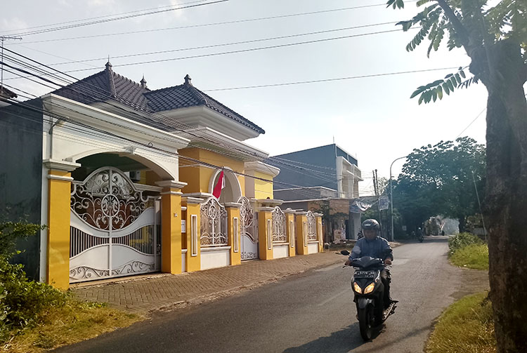 DIPERBAIKI: Kabel listrik PLN di Jalan Bengawan Solo, Kota Probolinggo, sudah lebih tinggi setelah diperbaiki.