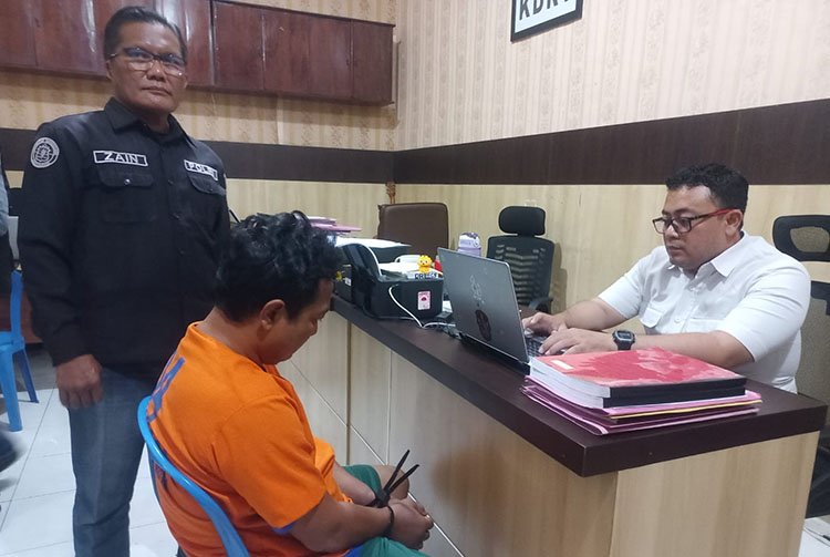 DIPERIKSA: Tersangka Dedi ketika menjalani periksaan di Mapolres Probolinggo Kota, Rabu (7/8).