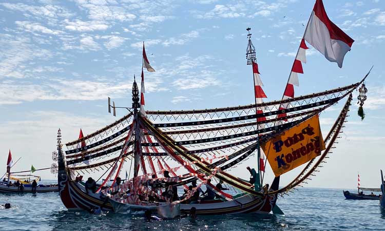 JADI DAYA TARIK: Salah satu kapal hias yang memeriahkan petik laut di Probolinggo.