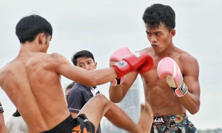 TARUNG: Wiji Lestari ketika berlatih di atas ring bersama lawannya.