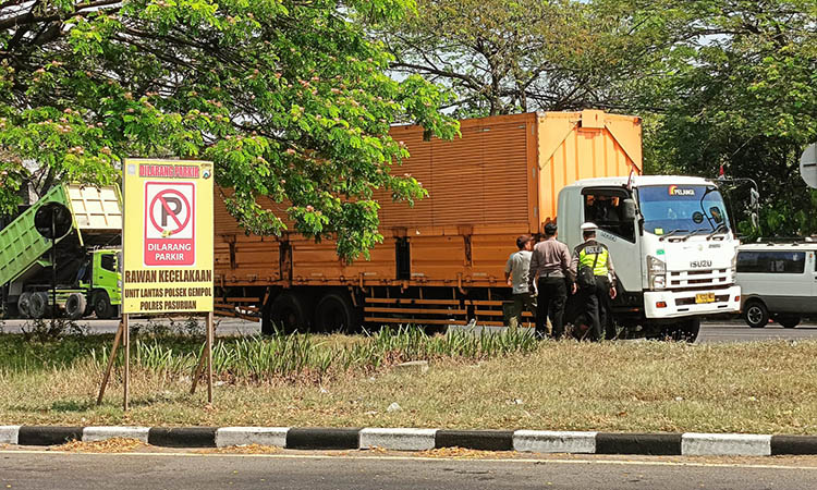 DITINDAK: Truk tronton yang tengah parkir di Bundaran Apollo Gempol terpaksa ditindak, dengan cara ditilang.