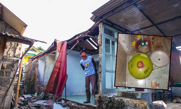 RUSAK BERAT: Rumah Mulyono yang dindingnya roboh setelah insiden tabung elpiji meledak. Sebelum meledak, pemilik rumah sempat memasang elpiji ke kompor namun mengal