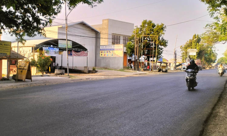 SUDAH MULUS: Ruas Jalan Panglima Sudirman Kraksaan yang telah dilebarkan.