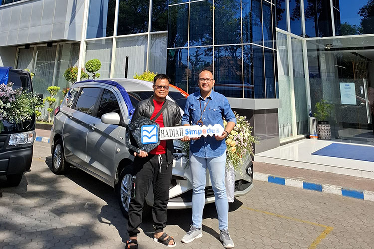 TERASA MIMPI: Pemimpin Cabang BRI Pasuruan Nicky Muhammad Zahab (kanan) menyerahkan All New Ertiga kepada Ranto Napitupulu.