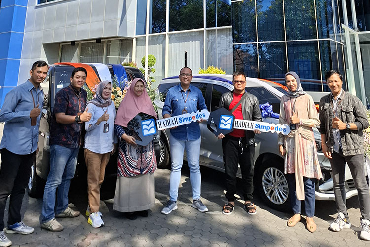 APRESIASI NASABAH: Jajaran BRI Cabang Pasuruan bersama kedua pemenang grand prize PHS Periode 1 September 2023-28 Februari 2024.