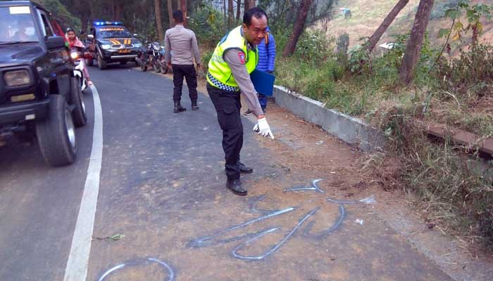 OLAH TKP: Petugas Satlantas Polres Probolinggo melakukan olah TKP laka tunggal di Jalan Raya Bromo, Desa Wonokerto, Kecamatan Sukapura, Kabupaten Probolinggo, Sabtu (10/8).