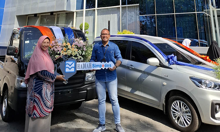 REZEKI NASABAH: Nasabah BRI Kanca Pasuruan Ani Sukistiyaningsih mendapatkan Carry Pick-up melalui program Panen Hadiah Simpedes (PHS).