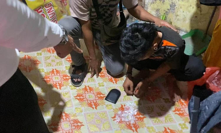 MERINGKUK: Satresnarkoba Polres Pasuruan Kota saat melakukan penggerebekan atas kasus penyalahgunaan narkotika.