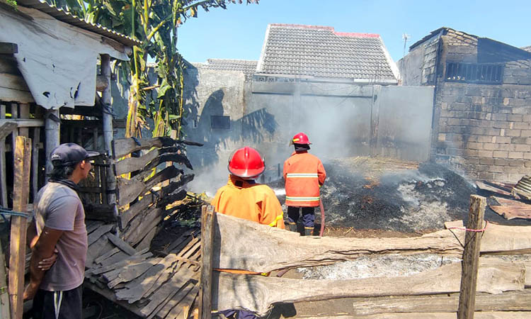 PEMBASAHAN: Petugas Damkar Kota Pasuruan saat melakukan pemadaman api yang terjadi di Wirogunan Residence.
