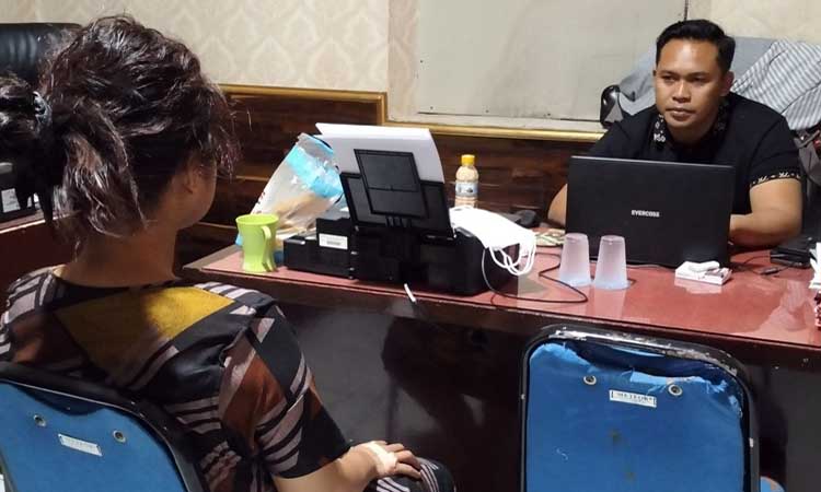 DIPERIKSA: Terduga pelaku penganiayaan pada kekasihnya sendiri saat diperiksa di Polsek Prigen. (Rizal Syatori/ Radar Bromo)