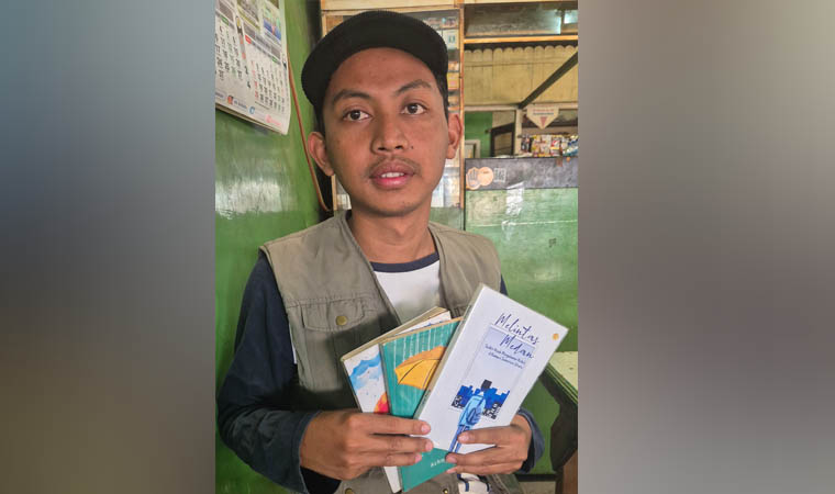 SUKA LITERASI: Achmad Azkiya menunjukkan beberapa buku yang telah ditulisnya. Total ada delapan buku yang sudah dibuatnya.