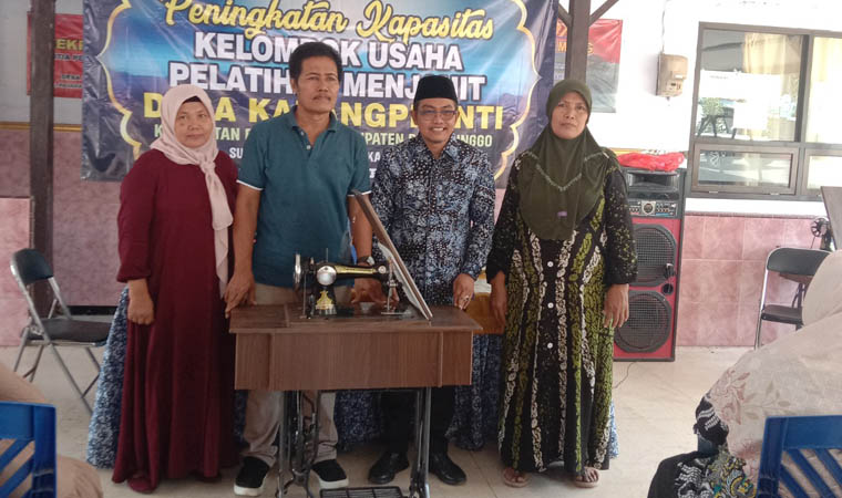 LATIH SKILL: Kepala Desa karangpranti Abdullah (dua dari kiri) saat memberikan pelatihan menjahit kepada masyarakat.