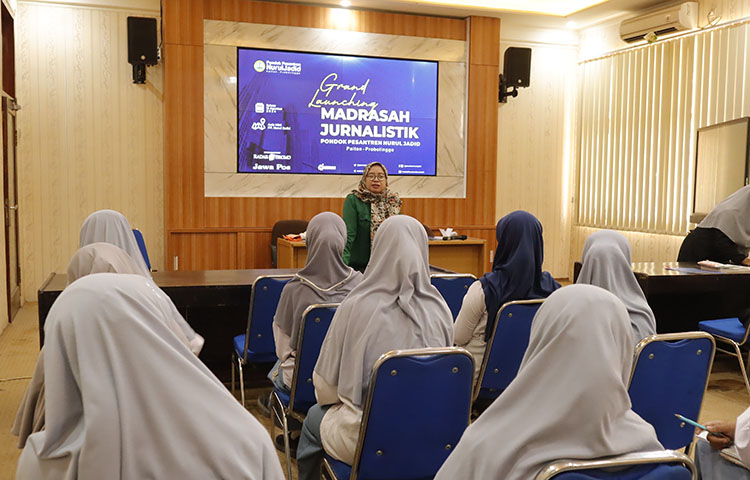 BERBAGI ILMU: Pemred Jawa Pos Radar Bromo Hana Susanti berbagi ilmu dalam Diklat Jurnalistik di Pesantren Nurul Jadid Paiton, Selasa (13/8).