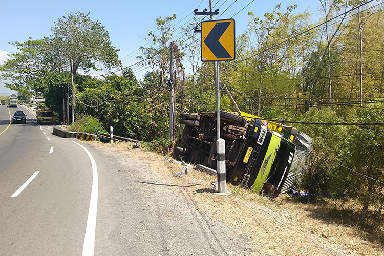 GULING: Satu unit truk guling di Jalan Raya Leces, Desa Banjarsawah, Kecamatan Tegalsiwalan, Kabupaten Probolinggo, Rabu (14/8).