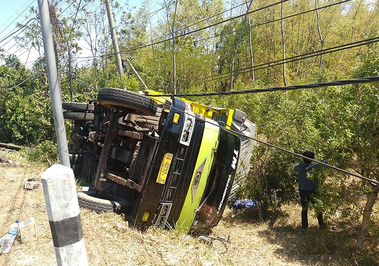 GULING: Satu unit truk guling di Jalan Raya Leces, Desa Banjarsawah, Kecamatan Tegalsiwalan, Kabupaten Probolinggo, Rabu (14/8).