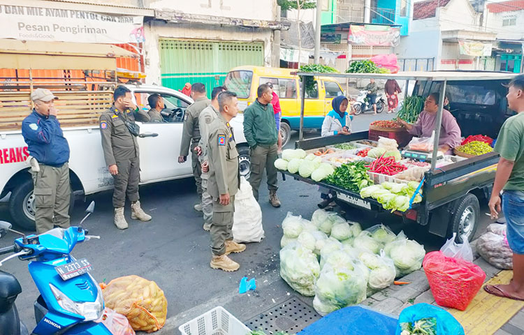 PENERTIBAN: Satpol PP Kota Probolinggo menertibkan pedagang liar di Pasar Baru, Kota Probolinggo, Rabu (14/8).