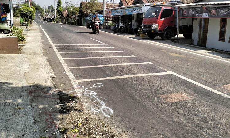 LOKASI KEJADIAN: Tempat kejadian kecelakaan yang melibatkan tiga motor. Satu pemotor tewas.
