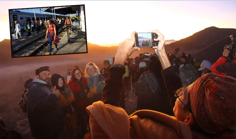 NIKMATI KEINDAHAN: Wisatawan mancanegara ketika berada di Puncak Bromo. Inset, kedatangan wisatawan juga mengerek penumpang di Stasiun Probolinggo.