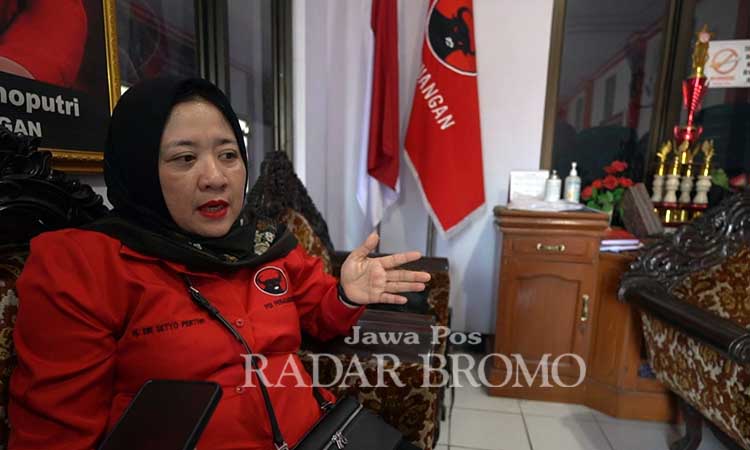 KECEWA: Sri Setyo Pertiwi alias Ning Tiwi saat ditemui di kantor DPC PDIP Kota Probolinggo. (Fahreza Nuraga/ Radar Bromo)