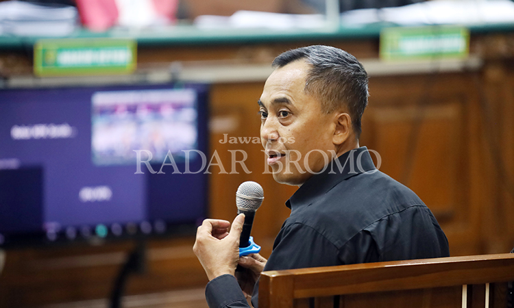 BERI KESAKSIAN: Kepala Dinas Pendidikan dan Kebudayaan (Disdibud) Kabupaten Probolinggo Dwijoko Nurjayadi usai memberikan kesaksian saat sidang di Pengadilan Negeri.