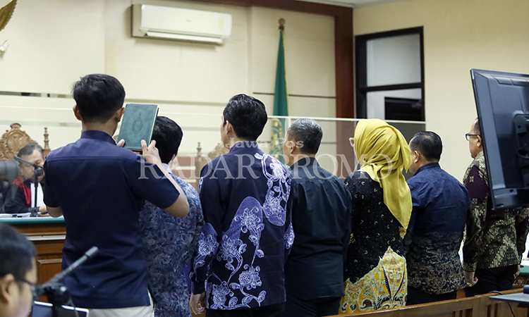 DIPERIKSA: Sebanyak enam kepala OPD diperiksa sebagai saksi dalam sidang di Pengadilan Negeri Tipikor Surabaya, Kamis (15/8).
