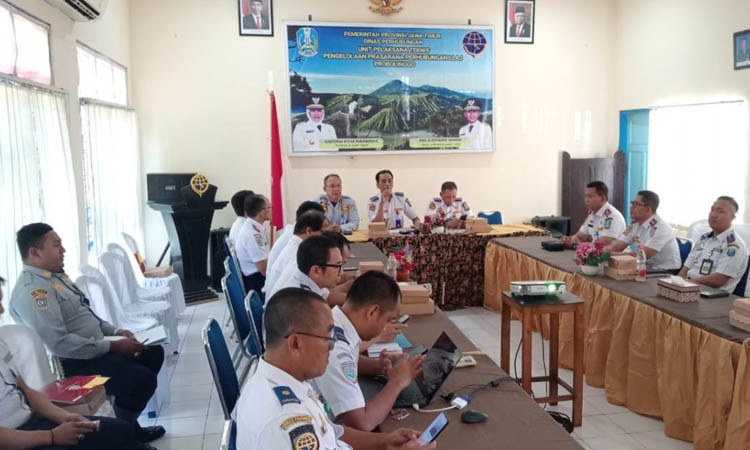 RAPAT: Sejumlah Petugas Dishub saat menggelar Rakor persiapan penerimaan hibah aset berupa bangunan pos jaga dan palang pintu di perlintasan sebidang kereta api yang digelar Dishub Provinsi Jawa Timu