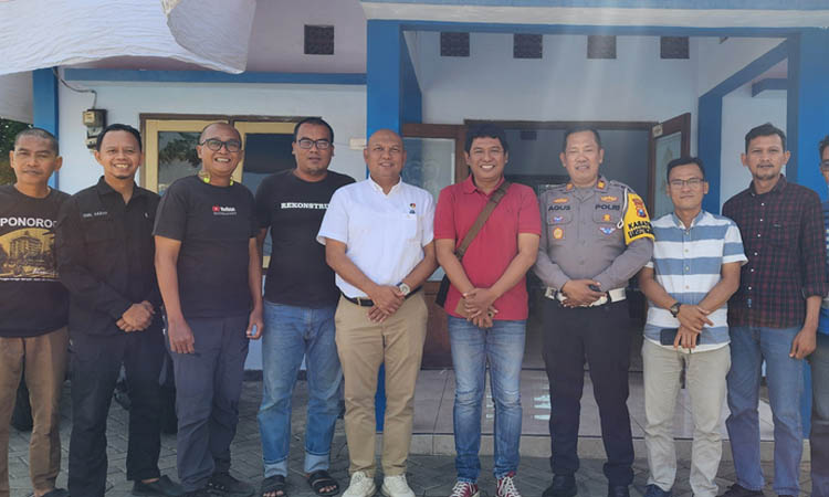 SILATURAHMI: Kasatlantas dan Kasatreskrim Polres Pasuruan Kota saat silaturahmi ke kantor PWI Pasuruan, Rabu (14/8) pagi.