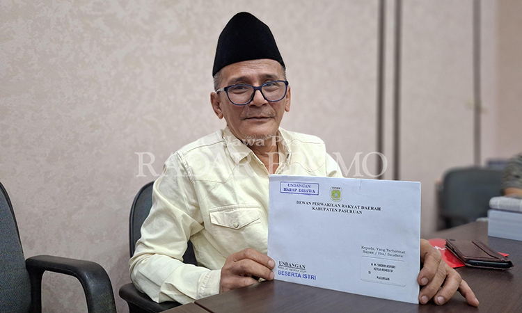 KADER PKB: Gus Shobih Asrori menunjukkan undangan pelantikan anggota DPRD Kabupaten Pasuruan. Ia menegaskan dirinya masih kader PKB.