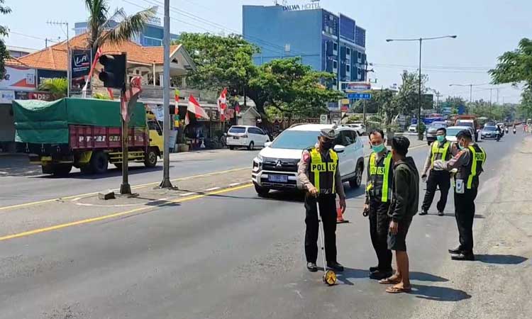 Polisi saat melakukan olah TKP kecelakaan maut di Raci, Bangil, Kabupaten Pasuruan.