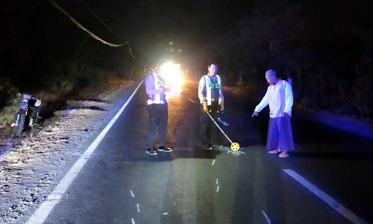 OLAH TKP: Petugas kepolisian saat melakukan olah TKP kecelakaan maut di Pohgading, Pasrepan, Kabupaten Pasuruan, Jumat (16/8).