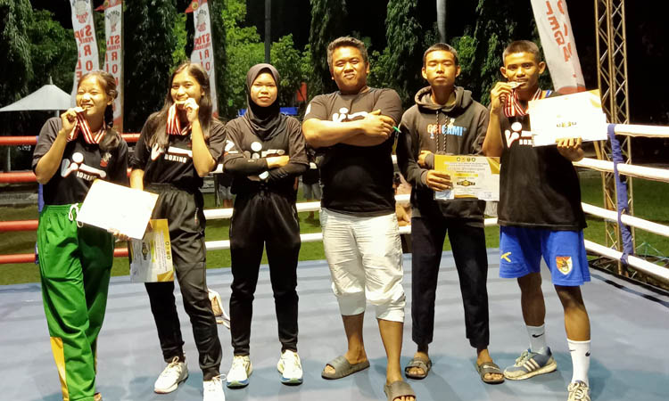 TAMBAH PRESTASI: Kiri ke kanan Naysila, Diyah, Rizki dan Farel yang meraih juara di Ngawi.
