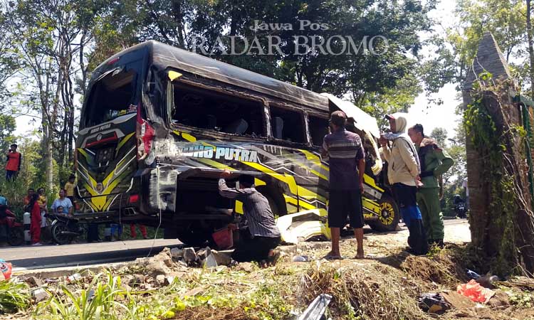 NAHAS: Kondisi Elf usai menabrak Honda Beat dan pagar rumah warga di jalur Bromo, Ngepung, Sukapura. (Doni/ Radar Bromo)