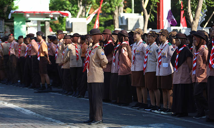 BERBARIS: Sejumlah peserta Pramuka di Kota Probolinggo ketika mengikuti apel peringatan Hari Pramuka ke 63 di halaman kantor Pemkot Probolinggo, Rabu (14/8).