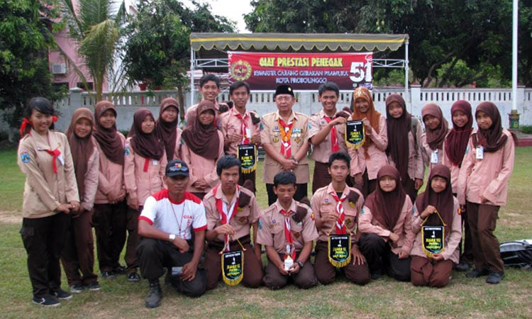 FOTO BERSAMA: Para peserta Pramuka berfoto dengan (Ka Kwarcab) Kota Probolinggo, Bandyk Sutrisno (berdiri, tengah) pada giat prestasi penegak Hari Pramuka tahun 2011.
